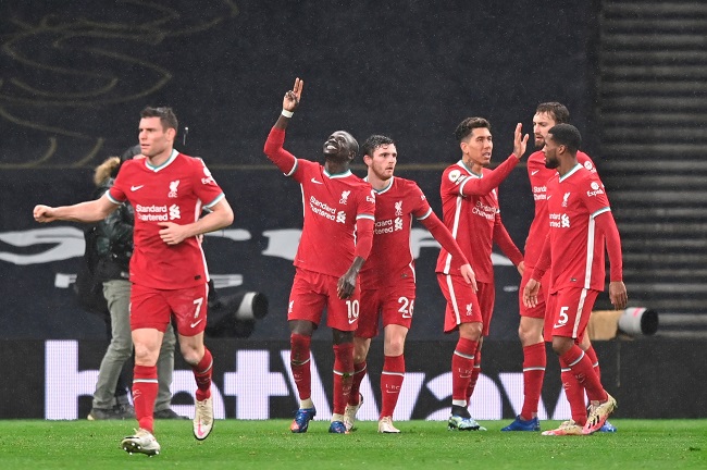 Liverpool venció 3-1 al Tottenham y se acerca al liderato de la Premier.