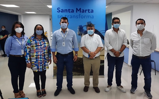 De izquierda a derecha: María Elvira Carrillo, Responsable de Oficinas Comerciales Air-e; Zohe Ditta Berdugo, Gerente (e) en Magdalena; Jhon Jairo Toro, Gerente General de Air-e; Omar García Silva, Presidente Ejecutivo de Cotelco; Carlos Arango, Edil localidad 1; Julián Pineda, Gerente de Planeación y Control de Air-e.
