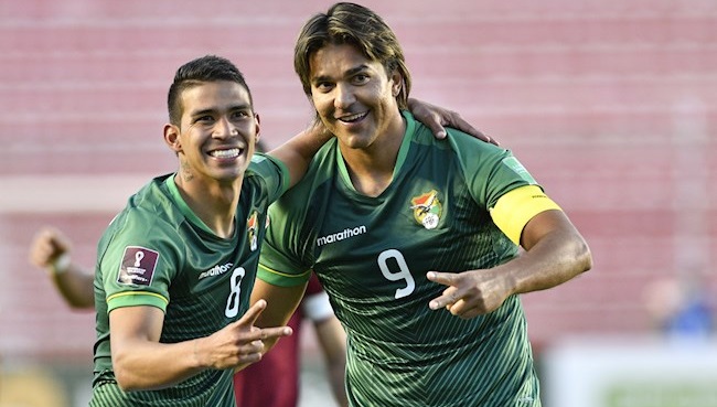 Marcelo Martins (d) de Bolivia celebra un gol con Diego Bejarano contra Venezuela hoy, en un partido de las eliminatorias sudamericanas para el Mundial de Catar 2022 en el estadio Hernando Siles en La Paz (Bolivia). EFE