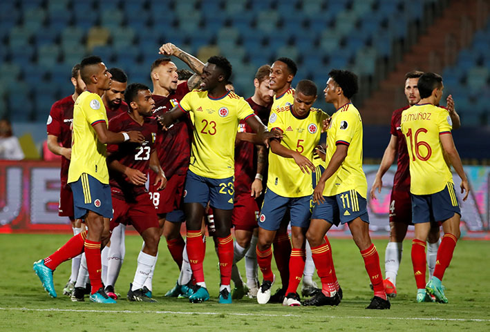 Los jugadores colombianos entraron en confrontación con los venezolanos, producto de la impotencia al ver como pasaban los minutos y nada que podían abrir el marcador, mientras que el entrenador Reinaldo Rueda trataba de hacer los cambios pertinentes pero al final el resultado no se dio.
