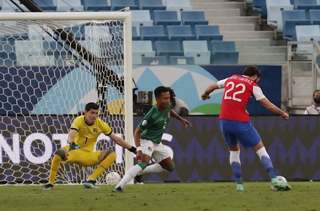 Ben Brereton de Chile patea un balón hoy ante Bolivia, durante un partido por el grupo A de la Copa América en el estadio Arena Pantanal de Cuiabá (Brasil). EFE/Raúl Martínez