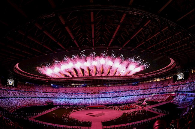 Fin del espectáculo de la ceremonia de clausura de los Juegos Olímpicos 2020, este domingo en el Estadio Nacional de Tokio (Japón). EFE