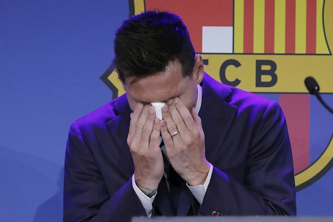 Messi se despide del Barcelona entre lágrimas. EFE