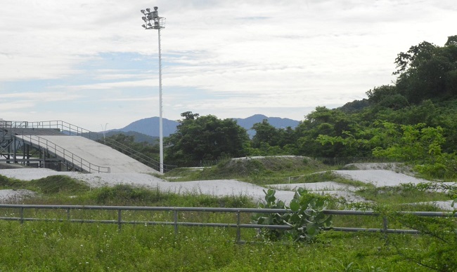 La pista de BMX se ve cubierta en su totalidad por la maleza, la cual hace imposible la práctica de este deporte en ese escenario.