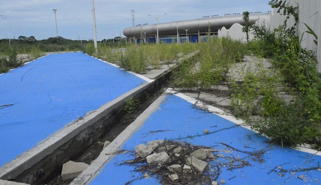 Los alrededores del estadio de atletismo no son ajenos al arrojo de escombros, la maleza y el abandono por parte de sus administradores.