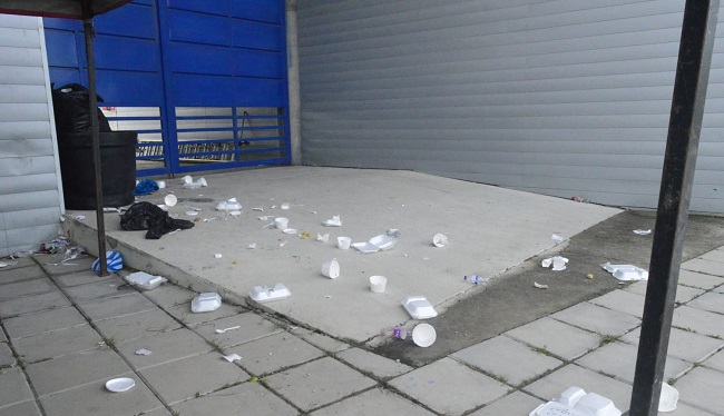 Las basuras en la entrada de la tribuna occidental del estadio Sierra Nevada muestran el nivel de descuido por parte de la administración distrital a través del Inred.