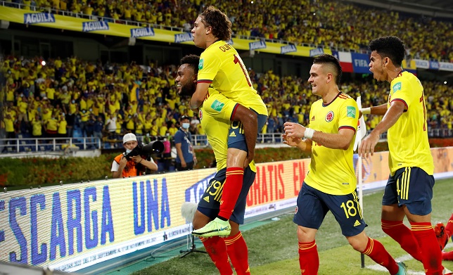 Los jugadores de la selección Colombia festejando con la afición que llegó al estadio Metropolitano el segundo gol del encuentro.