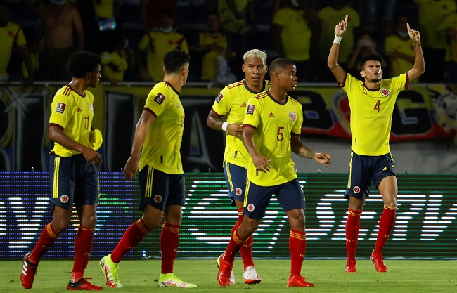 Luis Díaz festeja con sus compañeros el tercer gol para Colombia ante Chile.