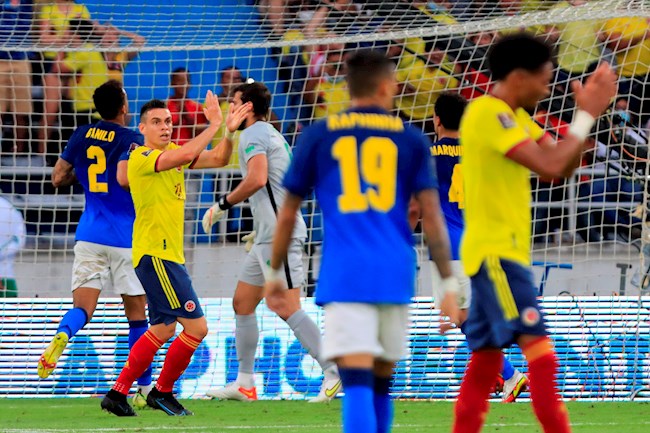 Rafael Santos Borré (i) de Colombia reclamó una mano en el partido de las eliminatorias sudamericanas para el Mundial de Catar 2022 entre Colombia y Brasil en el estadio Metropolitano en Barranquilla (Colombia). EFE