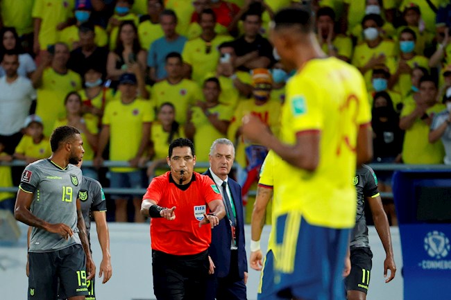 El árbitro peruano Diego Haro anula el gol anotado por Yerry Mina de Colombia contra Ecuador, durante un partido por las eliminatorias sudamericanas al Mundial de Catar 2022, en el estadio Metropolitano en Barranquilla (Colombia). EFE
