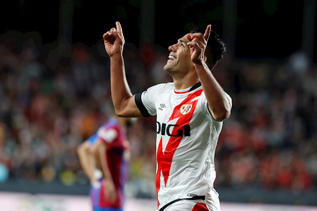  El delantero colombiano del Rayo Vallecano, Radamel Falcao, celebra su gol ante el FC Barcelona durante el partido de LaLiga disputado este miércoles en el estadio de Vallecas. EFE