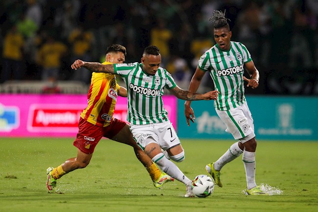 El samario Jarlan Barrera de Nacional disputa el balón con el magdalenense Wilfrido de la Rosa, del Pereira, en el partido de ida de la final de la Copa Colombia entre Atlético Nacional y Deportivo Pereira en el estadio Atanasio Girardot en Medellín (Colombia). EFE