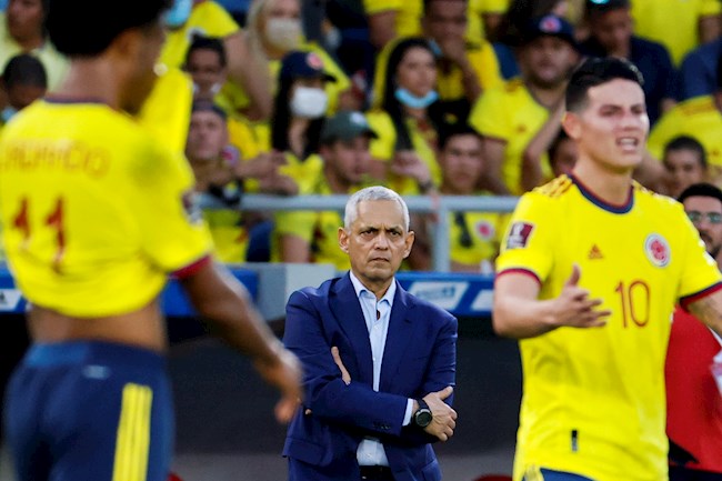 El seleccionador Reinaldo Rueda (c) de Colombia reacciona hoy, al final de un partido de las eliminatorias sudamericanas para el Mundial de Catar 2022 entre Colombia y Perú en el estadio Metropolitano en Barranquilla (Colombia). EFE/