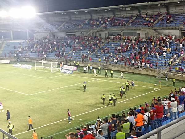 Los hinchas invadieron el terreno de juego, lo que llevó al juez central a terminar el partido.