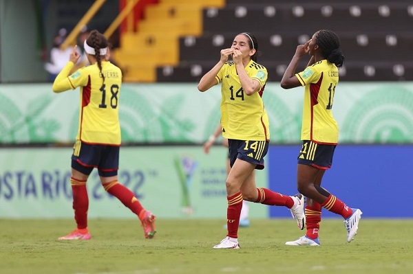 Mariana Muñoz junto a Linda Caicedo celebran la anotación que le dio la primera victoria al seleccionado colombiano en el Mundial sub-20.