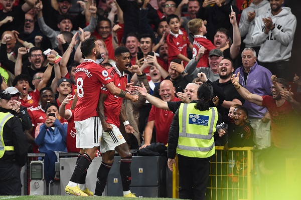 El equipo de Manchester consiguió la primera victoria de esta temporada, por lo que el festejo fue eufórico junto a sus hinchas.