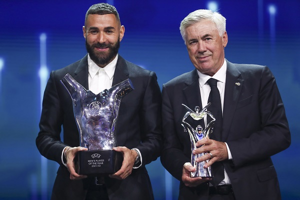 Carlo Ancelotti y Karim Benzema mostrando sus reconocimientos como mejor entrenador y jugador de la Uefa.