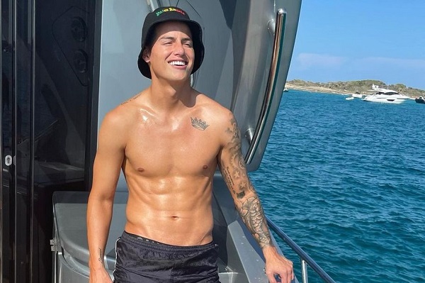 El centrocampista James Rodríguez se ofreció a jugar en el Valencia.
