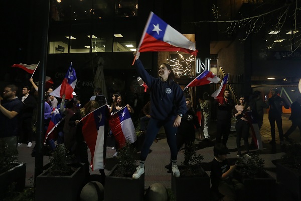 En pleno escrutinio, la prensa local reveló que el presidente de Chile, Gabriel Boric, ha convocado a los líderes de todos los partidos políticos a una reunión