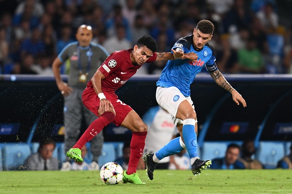 El colombiano fue titular y el jugador más destacado para un pobre Liverpool.