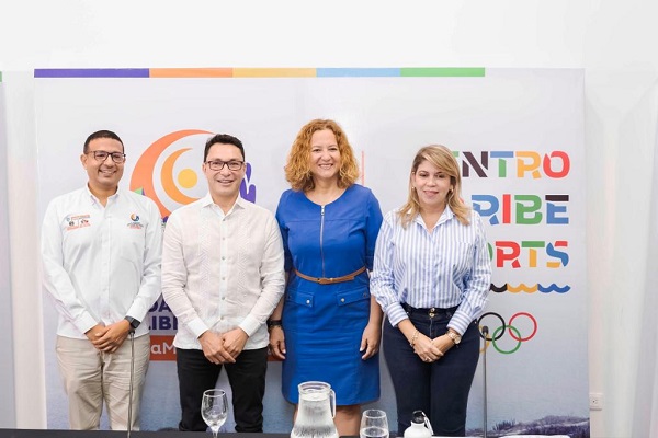 El gobernador Carlos Caicedo en compañía de la alcaldesa Virna Johnson y Sara Rosario Vélez, vicepresidenta de Centro Caribe Sports.