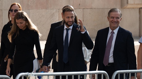 El futbolista brasilero Neymar sale sonriente luego que el Fiscal retirara todas las acusaciones.