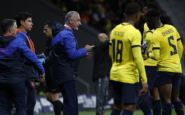 El seleccionador de Ecuador, Gustavo Julio Alfaro da instrucciones a sus jugadores durante el encuentro amistoso de preparación para el mundial de Qatar.