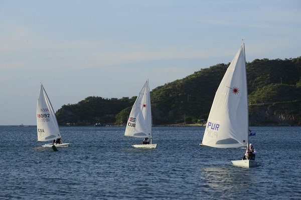 En la disciplina de Vela se estarán disputando otra ronda eliminatoria, las medallas se disputarán el día de mañana. Esta se desarrollará en el balneario turístico de El Rodadero.
