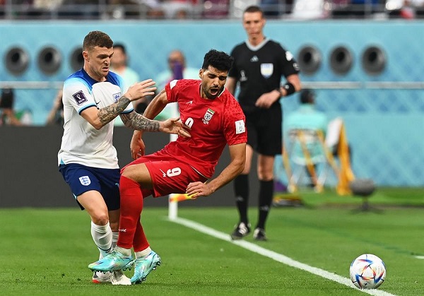 Kieran Trippier de Inglaterra en acción contra Mehdi Taremi de Irán durante el partido de fútbol del grupo B de la Copa Mundial.