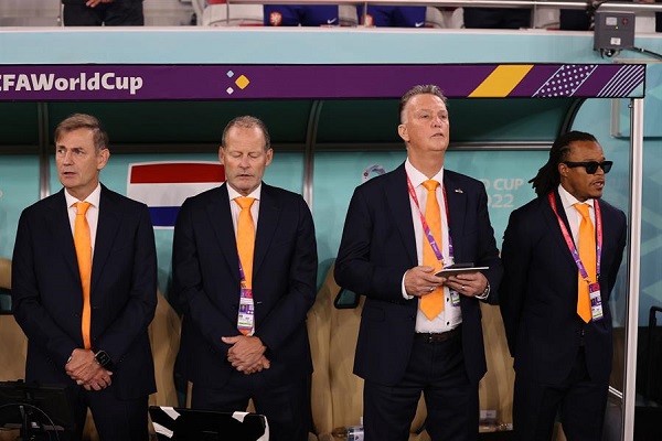 El entrenador de porteros Frans Hoek, el entrenador en jefe Louis van Gaal y el asistente del gerente Edgar Davids de los Países Bajos durante el partido de fútbol del grupo A.