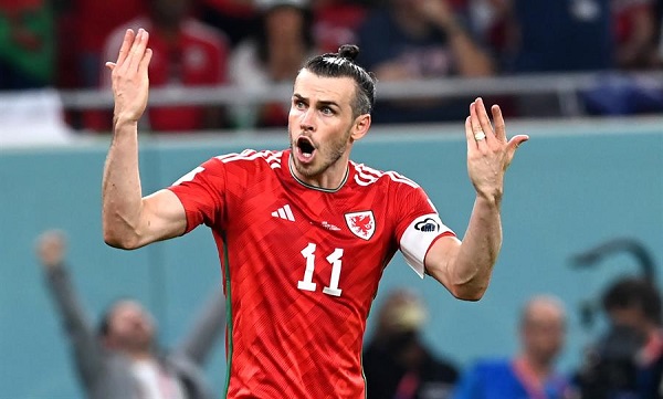 Gareth Bale de Gales hace un gesto hacia los fanáticos después de marcar el 1-1 con un tiro penal.