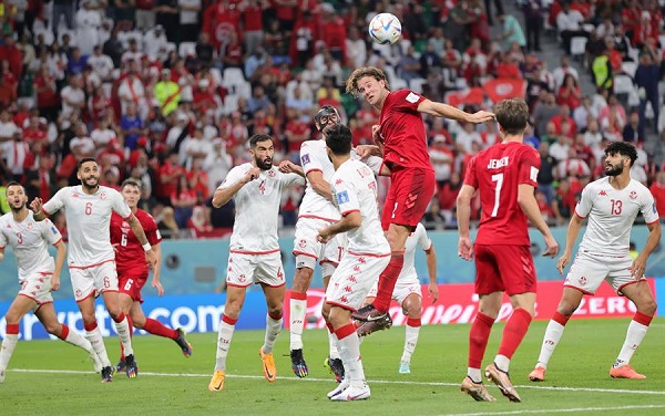 Joachim Andersen de Dinamarca va por un cabezazo durante el partido entre Dinamarca y Túnez en el Education City Stadium en Doha.