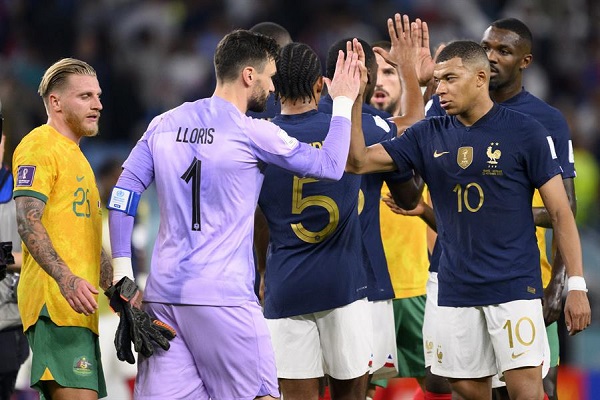 Kylian Mbappe y sus compañeros de equipo celebran después de ganar el partido ante Australia en el estadio Al Janoub en Al Wakrah.
