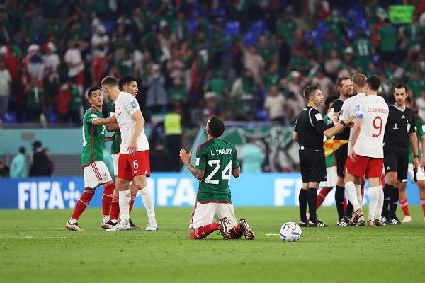 Luis Chávez de México se arrodilla en actitud de oración después del partido del Grupo C ante Polonia.
