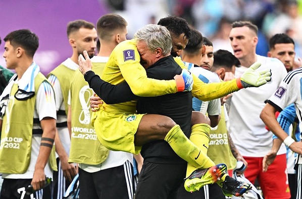 El portero de Arabia Saudita, Mohammed Al-Owais celebra después de ganar el partido de fútbol del Grupo C ante Argentina.