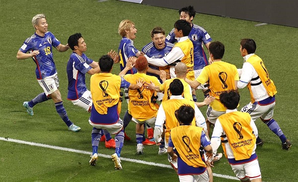 Ritsu Doan de Japón celebra con sus compañeros marcar el ecualizador durante el partido ante Alemania.
