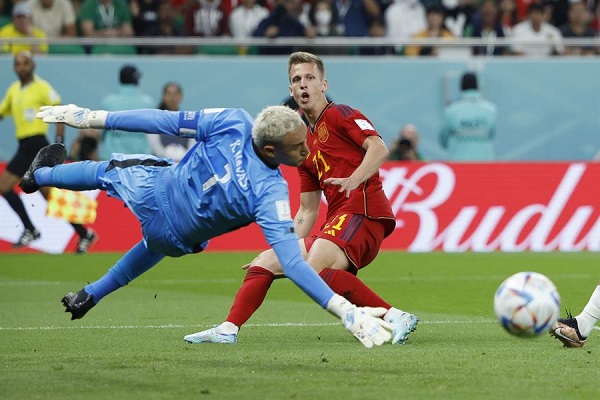 Dani Olmo de España disputa un balón con Keylor Navas de Costa Rica en el partido de la fase de grupos del Mundial de Catar