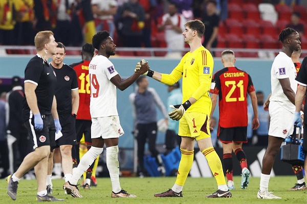 El portero Thibaut Courtois de Bélgica le da la mano a Alphonso Davies de Canadá después del partido del Grupo F.