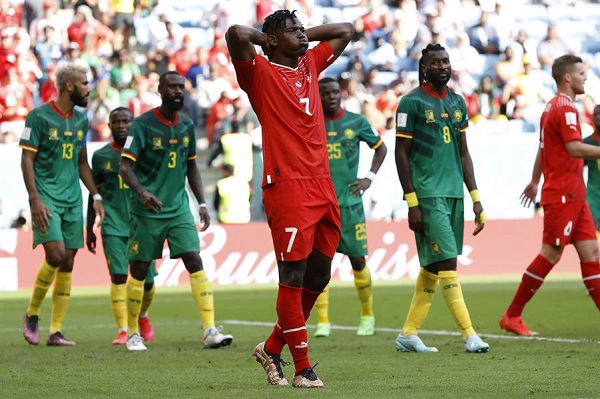 Breel Embolo de Suiza quien anotó el gol del triunfo reacciona durante el partido del grupo G ante Camerún.