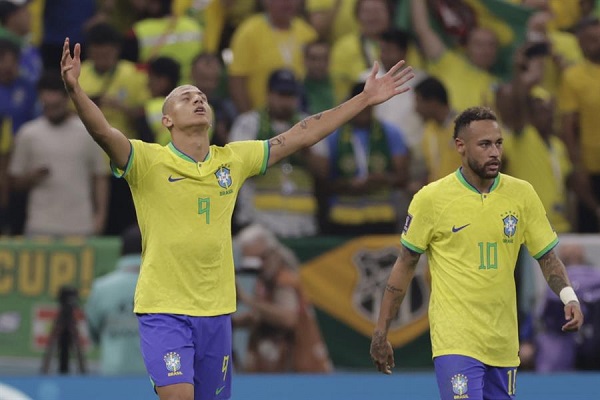 Richarlison de Brasil celebra un gol en el partido de la fase de grupos ante Serbia.