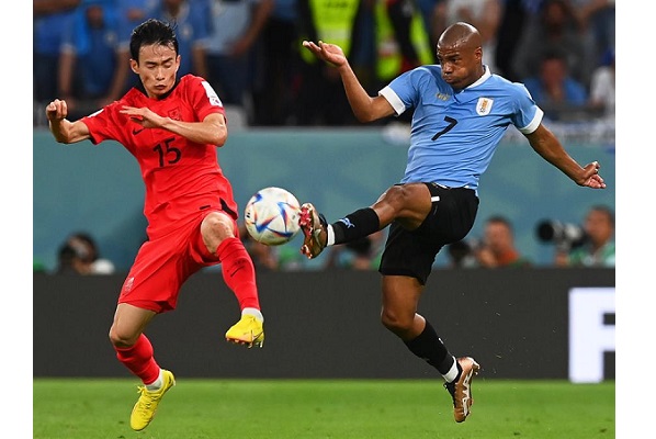 Kim Moon-hwan de Corea del Sur en acción contra Nicolás de la Cruz de Uruguay durante el partido de fútbol del Grupo H.