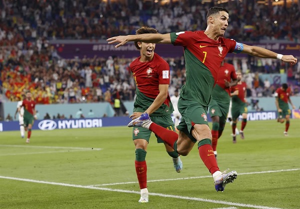 Cristiano Ronaldo celebra anotar el 1-0 por penalti durante el partido de fútbol del Grupo H contra Ghana.