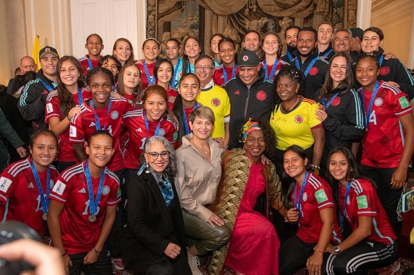 Las jugadoras de la selección Colombia sub-17 que ocupó el segundo lugar en el Mundial de la India, junto al gabinete del gobierno Nacional.