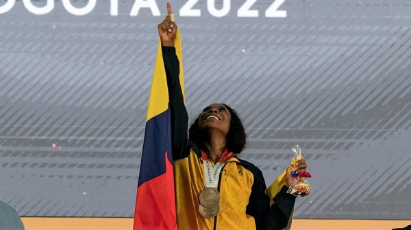 La atleta colombiana Yenny Álvarez consiguió el doble título mundial de halterofilia en las pruebas de envión y total de la categoría de los 59 kilogramos.