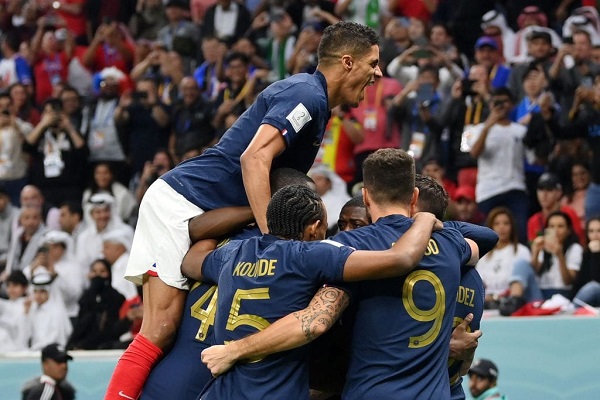 Jugadores de Francia celebran, al final de un partido de semifinales del Mundial de Fútbol Qatar 2022 entre Francia y Marruecos en el estadio Al Bait en Jor.