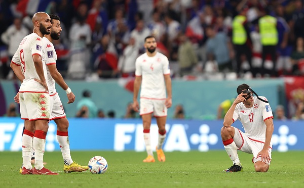 Los jugadores de la selección de Túnez se lamentan luego de quedar eliminados del Mundial de Qatar. Francia y Australia fueron los clasificados por el grupo D.