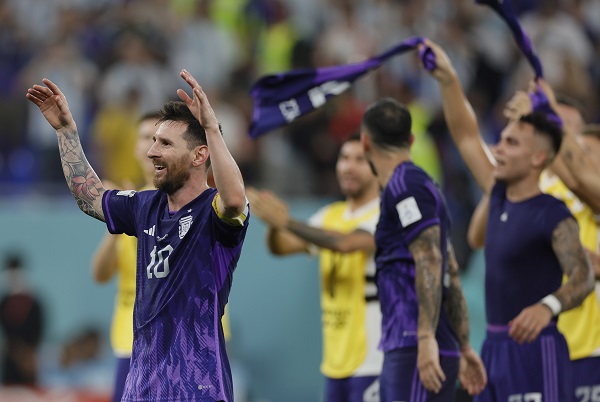 Los jugadores argentinos celebran luego del triunfo ante Polonia, el seleccionado europeo también logró su paso a los octavos.