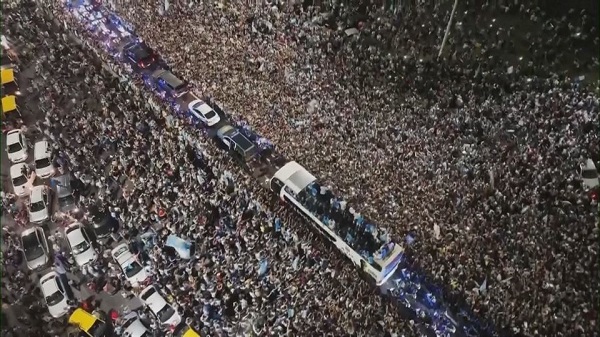 La selección argentina finalizó su caravana en helicóptero y regresó al recinto deportivo de la Asociación del Fútbol Argentino.