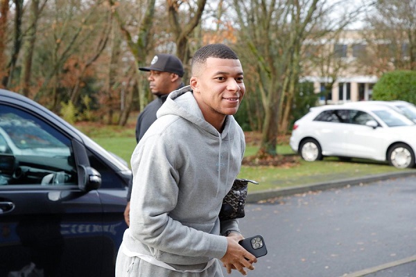 El delantero francés, Kylian Mbappé, regresó a entrenamientos con su club, solo tres días después de haber terminado el Mundial.