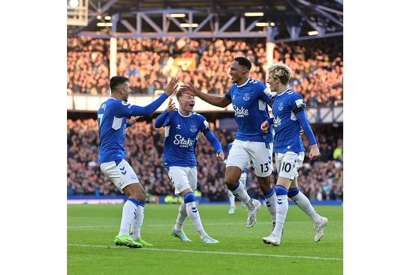 El defensa colombiano celebra junto a sus compañeros el gol conseguido ante el Wolverhampton.